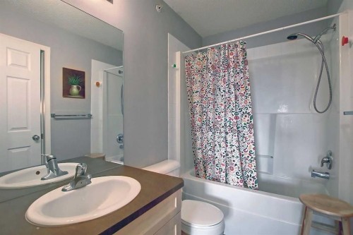 9303-70 Panamount Drive Nw, Calgary, AB - Indoor Photo Showing Bathroom