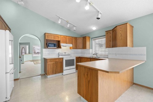 302 Arbour Ridge Park Nw, Calgary, AB - Indoor Photo Showing Kitchen
