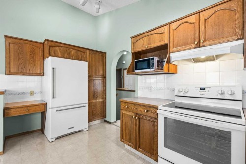 302 Arbour Ridge Park Nw, Calgary, AB - Indoor Photo Showing Kitchen