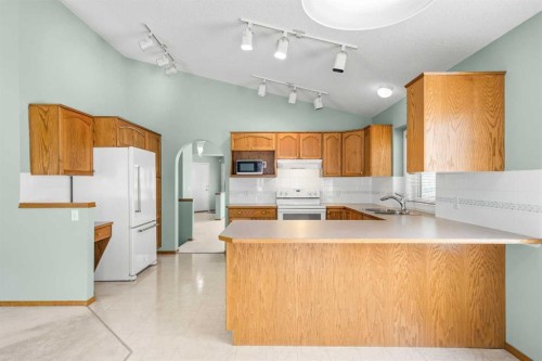 302 Arbour Ridge Park Nw, Calgary, AB - Indoor Photo Showing Kitchen