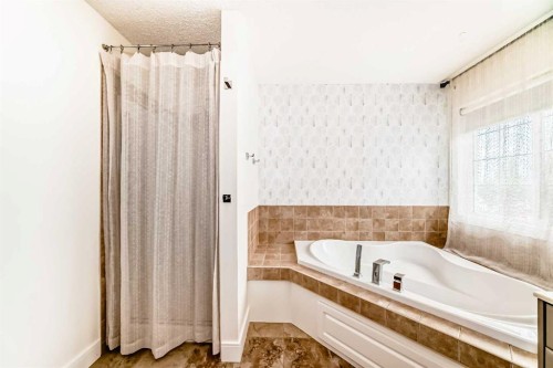 2 Tuscany Estates Crescent Nw, Calgary, AB - Indoor Photo Showing Bathroom