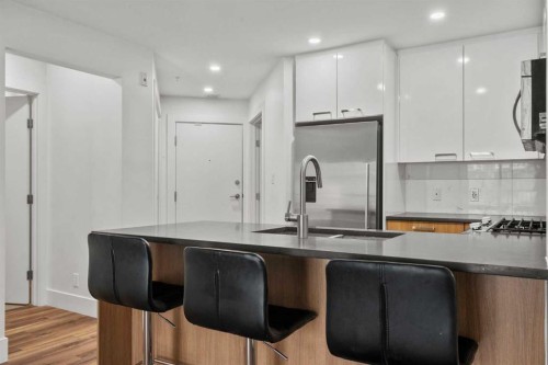 110-510 Edmonton Trail Ne, Calgary, AB - Indoor Photo Showing Kitchen With Upgraded Kitchen