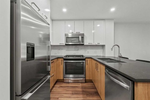 110-510 Edmonton Trail Ne, Calgary, AB - Indoor Photo Showing Kitchen With Stainless Steel Kitchen With Double Sink With Upgraded Kitchen