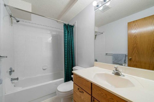 9119 Scurfield Drive Nw, Calgary, AB - Indoor Photo Showing Bathroom