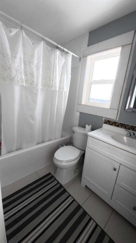 264049 Range Rd 41 Range, Cochrane, AB - Indoor Photo Showing Bathroom