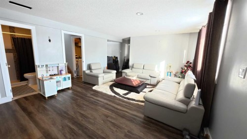 264049 Range Rd 41 Range, Cochrane, AB - Indoor Photo Showing Living Room