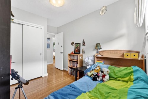 3707 Glenbrook Drive Sw, Calgary, AB - Indoor Photo Showing Bedroom