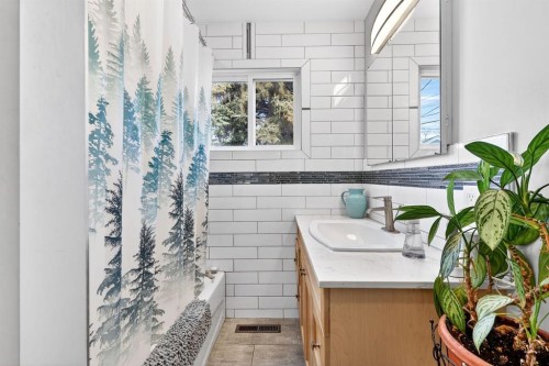 3707 Glenbrook Drive Sw, Calgary, AB - Indoor Photo Showing Bathroom