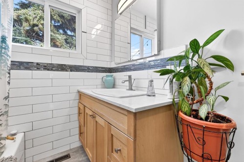 3707 Glenbrook Drive Sw, Calgary, AB - Indoor Photo Showing Bathroom