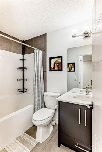 37 Legacy Glen Point Se, Calgary, AB - Indoor Photo Showing Bathroom
