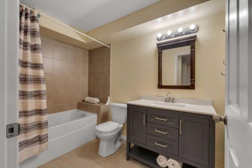 23 Copperpond Square Se, Calgary, AB - Indoor Photo Showing Bathroom