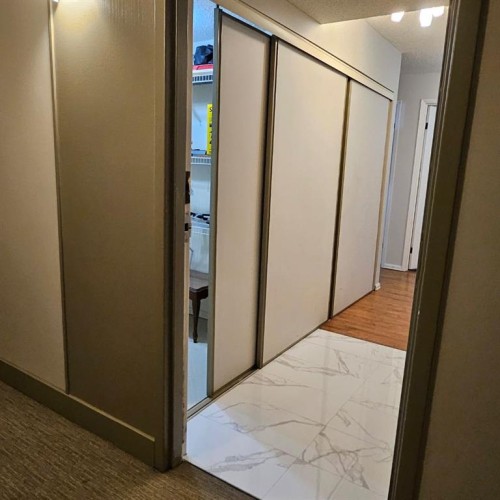 203-511 56 Avenue Sw, Calgary, AB - Indoor Photo Showing Other Room