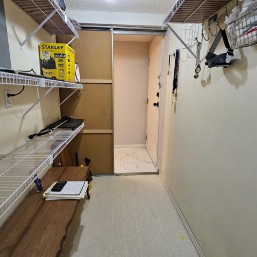 203-511 56 Avenue Sw, Calgary, AB - Indoor Photo Showing Other Room