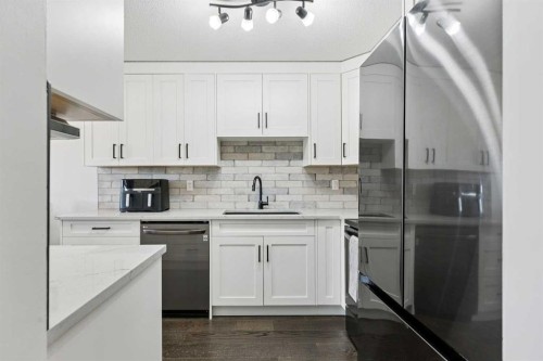 128-6100 4 Avenue Ne, Calgary, AB - Indoor Photo Showing Kitchen