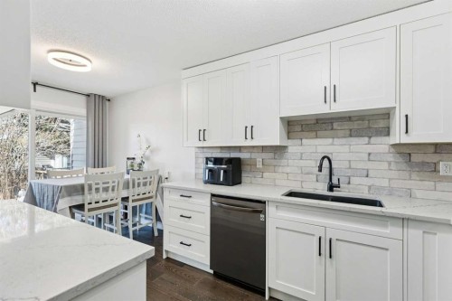 128-6100 4 Avenue Ne, Calgary, AB - Indoor Photo Showing Kitchen