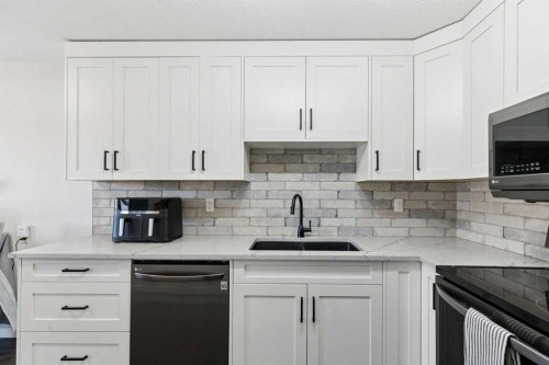 128-6100 4 Avenue Ne, Calgary, AB - Indoor Photo Showing Kitchen