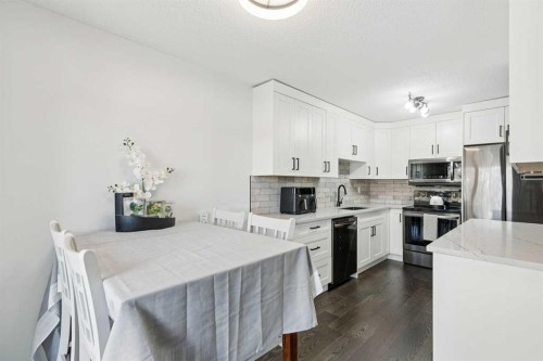 128-6100 4 Avenue Ne, Calgary, AB - Indoor Photo Showing Kitchen