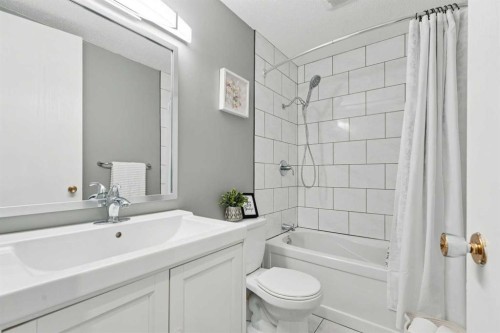 128-6100 4 Avenue Ne, Calgary, AB - Indoor Photo Showing Bathroom