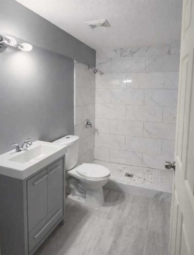 1580 New Brighton Drive Se, Calgary, AB - Indoor Photo Showing Bathroom
