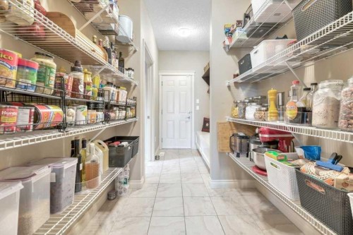 636 Muirfield Crescent, Lyalta, AB - Indoor With Storage