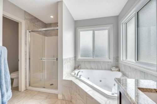 636 Muirfield Crescent, Lyalta, AB - Indoor Photo Showing Bathroom