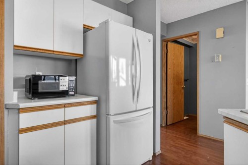 257 Fresno Place Ne, Calgary, AB - Indoor Photo Showing Kitchen