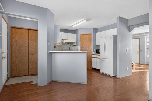 257 Fresno Place Ne, Calgary, AB - Indoor Photo Showing Kitchen