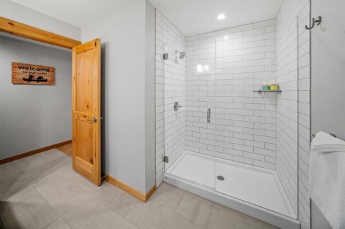 103-905 Spring Creek Drive, Canmore, AB - Indoor Photo Showing Bathroom