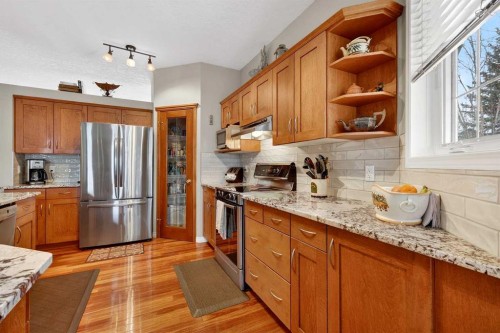 51 Cranleigh Gardens Se, Calgary, AB - Indoor Photo Showing Kitchen