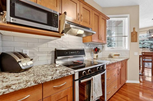 51 Cranleigh Gardens Se, Calgary, AB - Indoor Photo Showing Kitchen