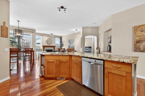 51 Cranleigh Gardens Se, Calgary, AB - Indoor Photo Showing Kitchen