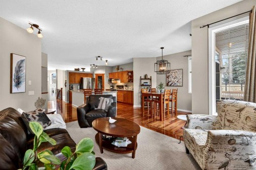 51 Cranleigh Gardens Se, Calgary, AB - Indoor Photo Showing Living Room
