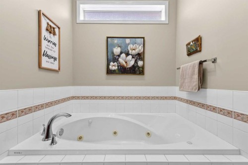 51 Cranleigh Gardens Se, Calgary, AB - Indoor Photo Showing Bathroom