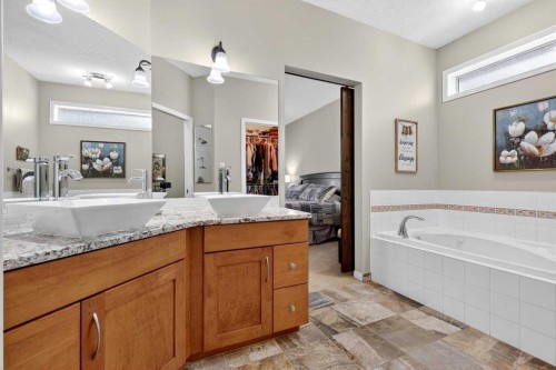 51 Cranleigh Gardens Se, Calgary, AB - Indoor Photo Showing Bathroom