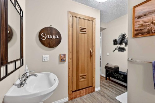 51 Cranleigh Gardens Se, Calgary, AB - Indoor Photo Showing Bathroom