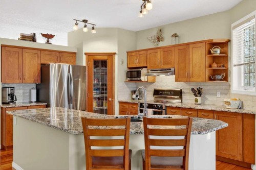 51 Cranleigh Gardens Se, Calgary, AB - Indoor Photo Showing Kitchen
