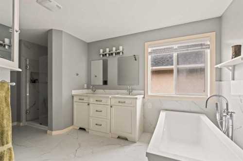 1560 Strathcona Drive Sw, Calgary, AB - Indoor Photo Showing Bathroom