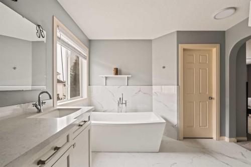 1560 Strathcona Drive Sw, Calgary, AB - Indoor Photo Showing Bathroom