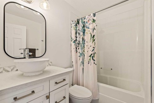 1560 Strathcona Drive Sw, Calgary, AB - Indoor Photo Showing Bathroom