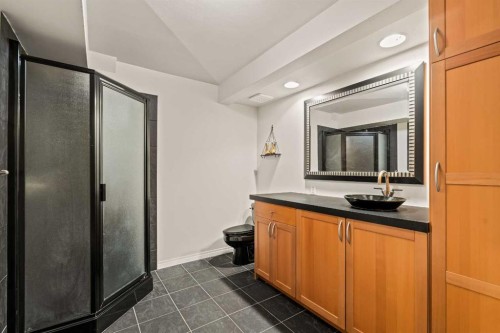 1560 Strathcona Drive Sw, Calgary, AB - Indoor Photo Showing Bathroom