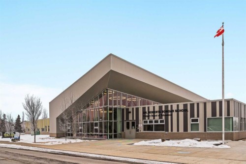 1560 Strathcona Drive Sw, Calgary, AB - Outdoor