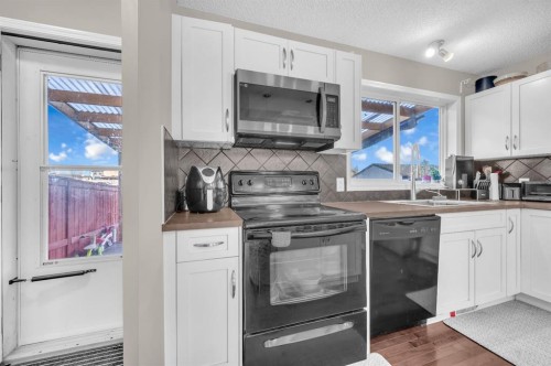 207 Elgin Meadows Gardens Se, Calgary, AB - Indoor Photo Showing Kitchen
