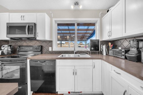 207 Elgin Meadows Gardens Se, Calgary, AB - Indoor Photo Showing Kitchen With Double Sink