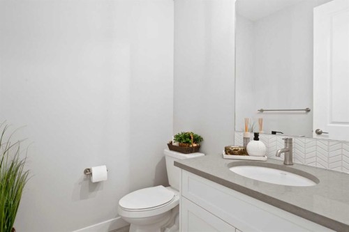 36 Cranbrook Cape Se, Calgary, AB - Indoor Photo Showing Bathroom