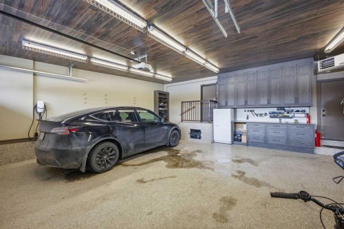 23 Deermoss Place Se, Calgary, AB - Indoor Photo Showing Garage