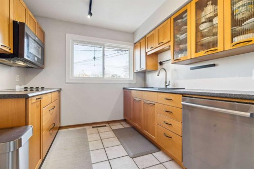 7207 Farrell Road Se, Calgary, AB - Indoor Photo Showing Kitchen