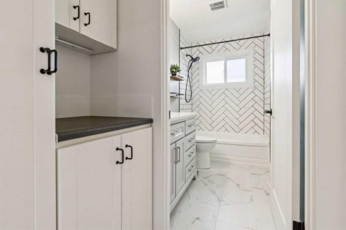 7207 Farrell Road Se, Calgary, AB - Indoor Photo Showing Bathroom