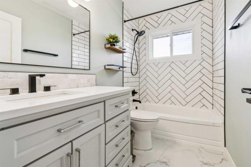 7207 Farrell Road Se, Calgary, AB - Indoor Photo Showing Bathroom