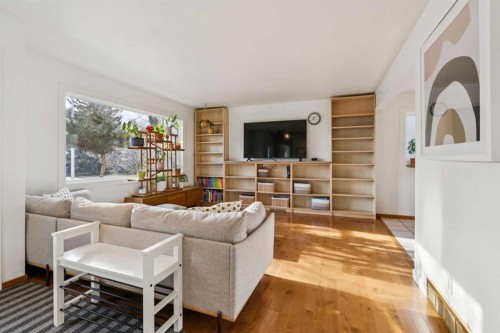 7207 Farrell Road Se, Calgary, AB - Indoor Photo Showing Living Room
