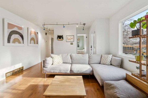 7207 Farrell Road Se, Calgary, AB - Indoor Photo Showing Living Room